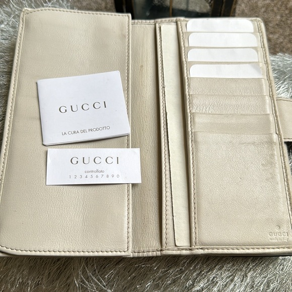 Gucci Beige Monogram Wallet - Picture 10 of 12